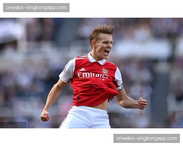 特写:阿森纳队长厄德高在比赛第85分钟仍以每90分钟12公里跑动领跑 特写:阿森纳队长厄德高在比赛第85分钟仍以每90分钟12公里跑动领跑