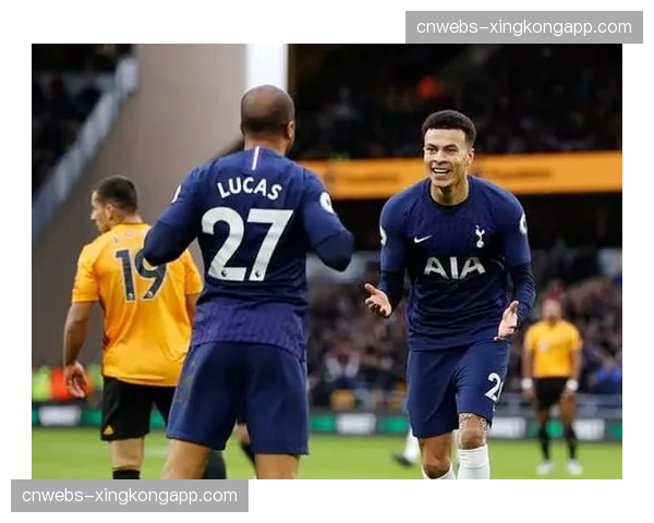 范德芬疲惫坐地，乌多吉蹲在一旁：热刺几乎崩溃场景再现